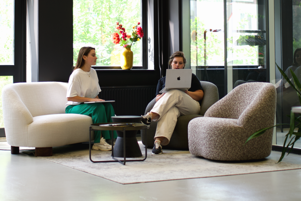 Meeting in relaxte setting op banken met laptop