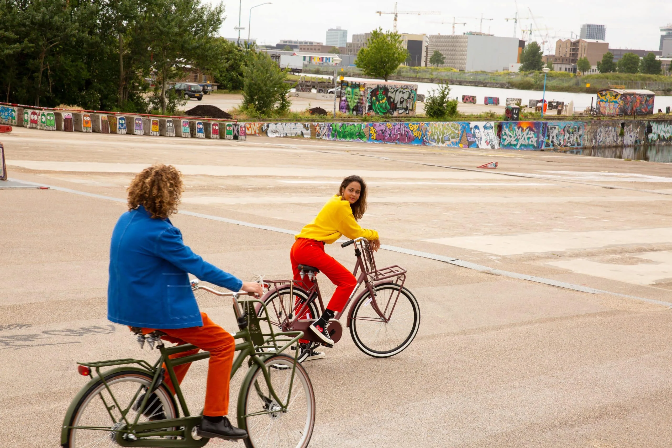 twee personen op fietsen op een groot open terrein