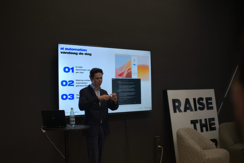 collega geeft een presentatie over AI Automation in vergaderruimte