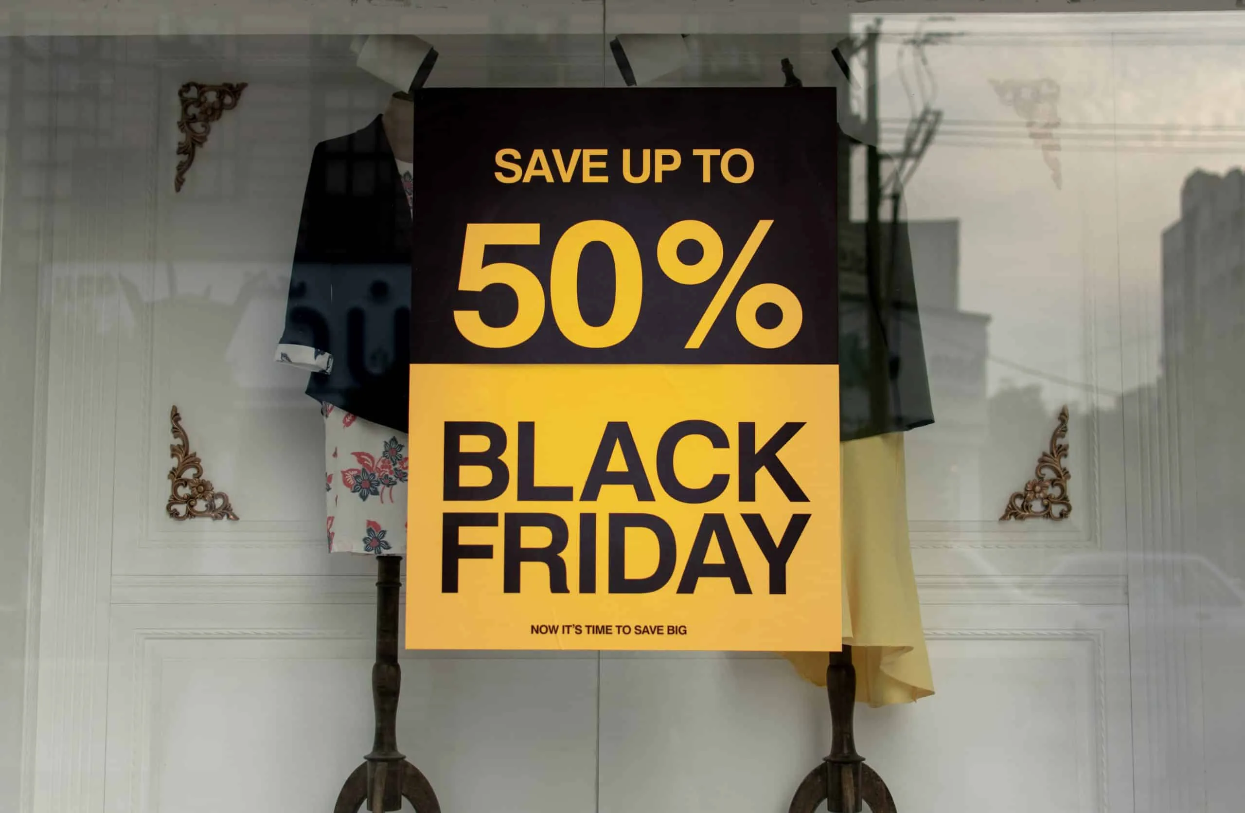 Etalage met poster over 50% korting voor black friday