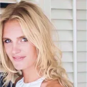 blonde vrouw poseert voor lamellen