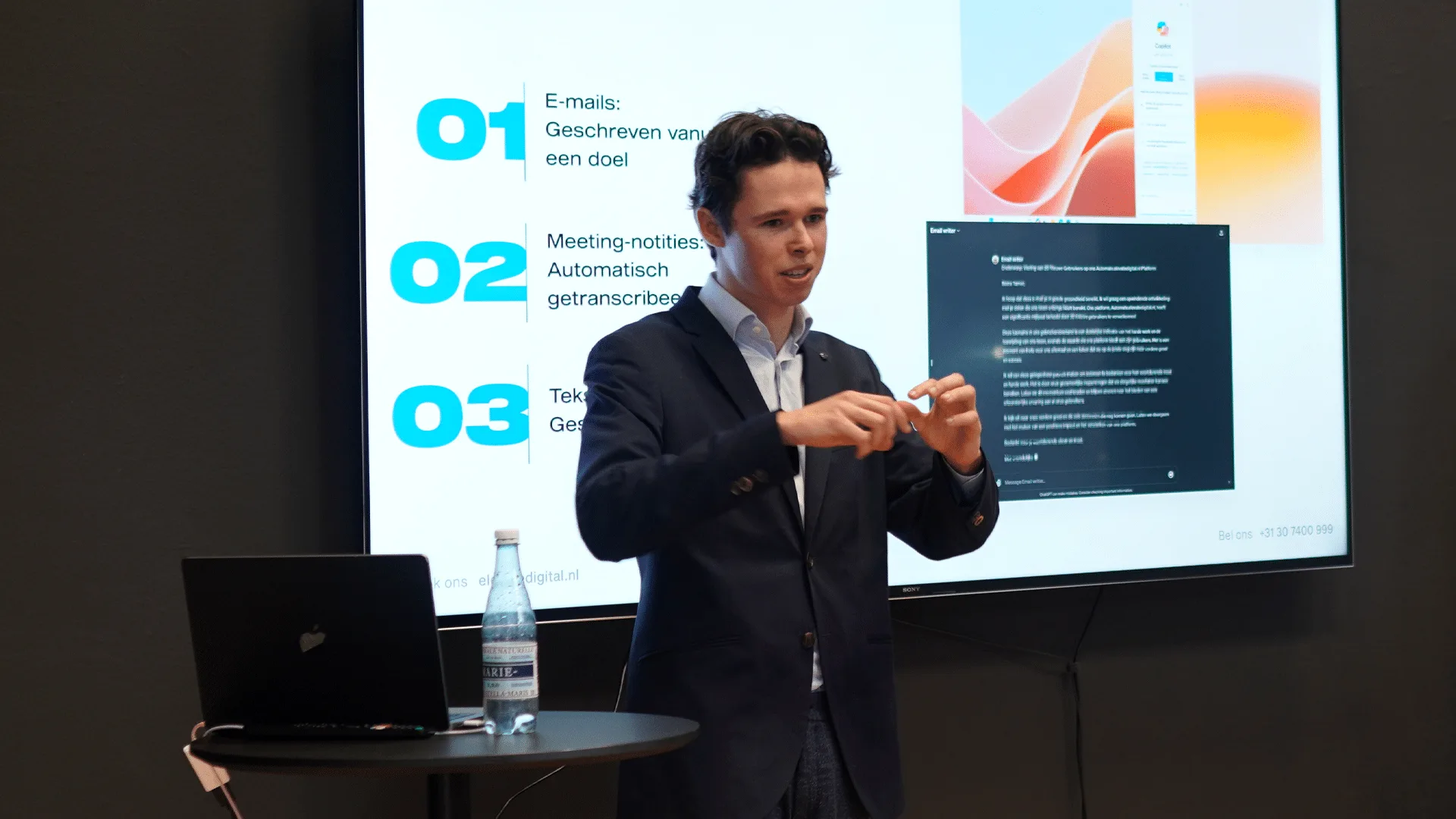 Man geeft presentatie met diavoorstelling