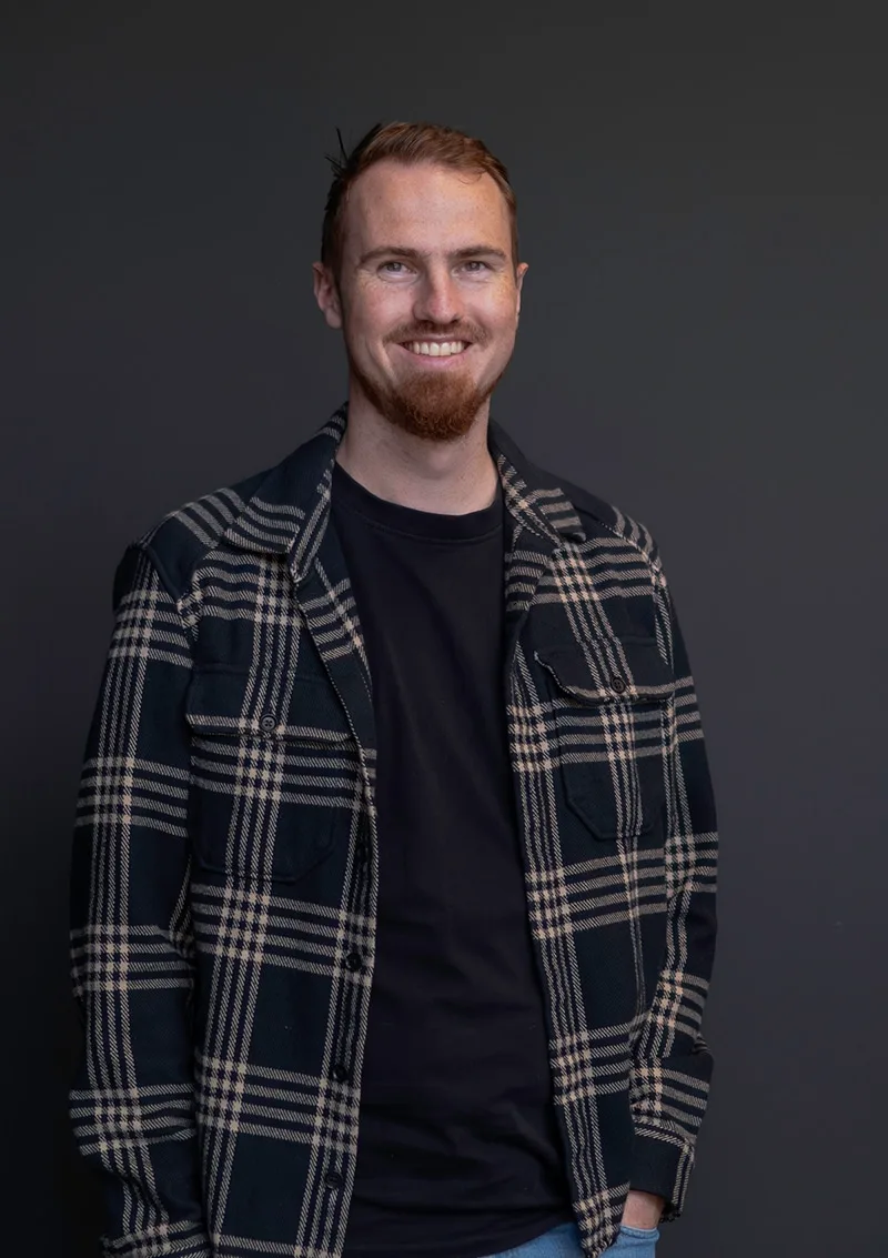 Staand portret van collega van Elevate Digital
