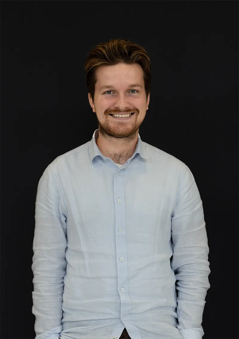 Man poseert voor portret foto in blauw overhemd