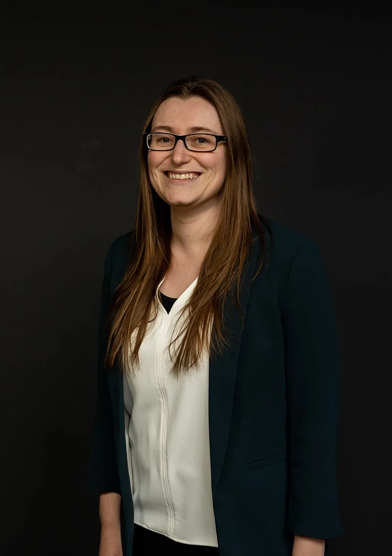 Vrouw poseert voor portret foto