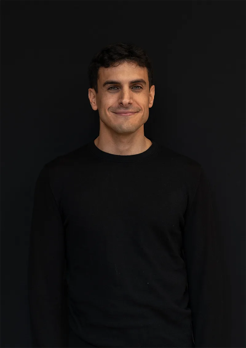 Collega met donkere trui poseert voor portret foto
