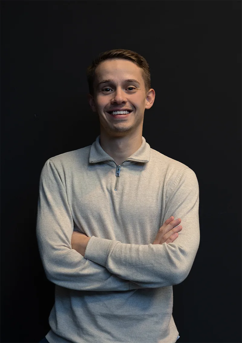 Collega met armen over elkaar poseert voor portret foto