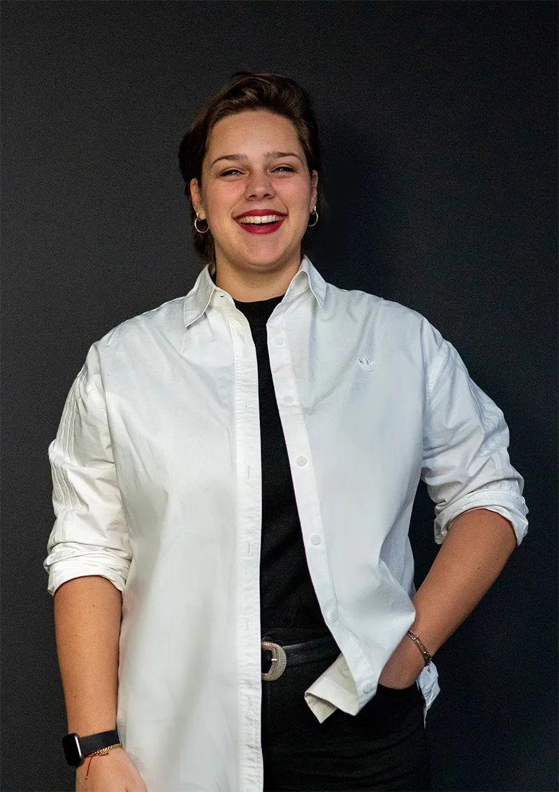 Enthousiaste collega poseert voor portret foto