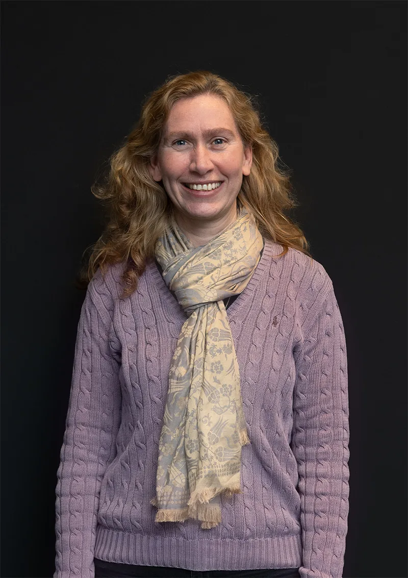Vrouw poseert voor foto met sjaal