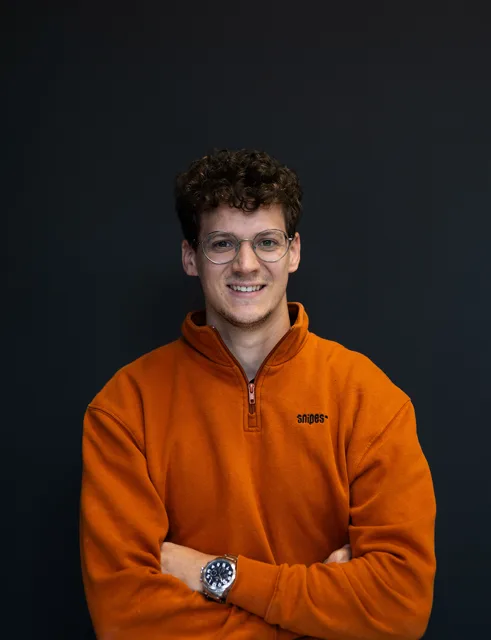 Portret foto van collega met oranje trui