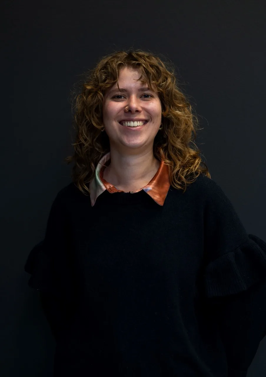 Collega met krullen poseert voor portretfoto