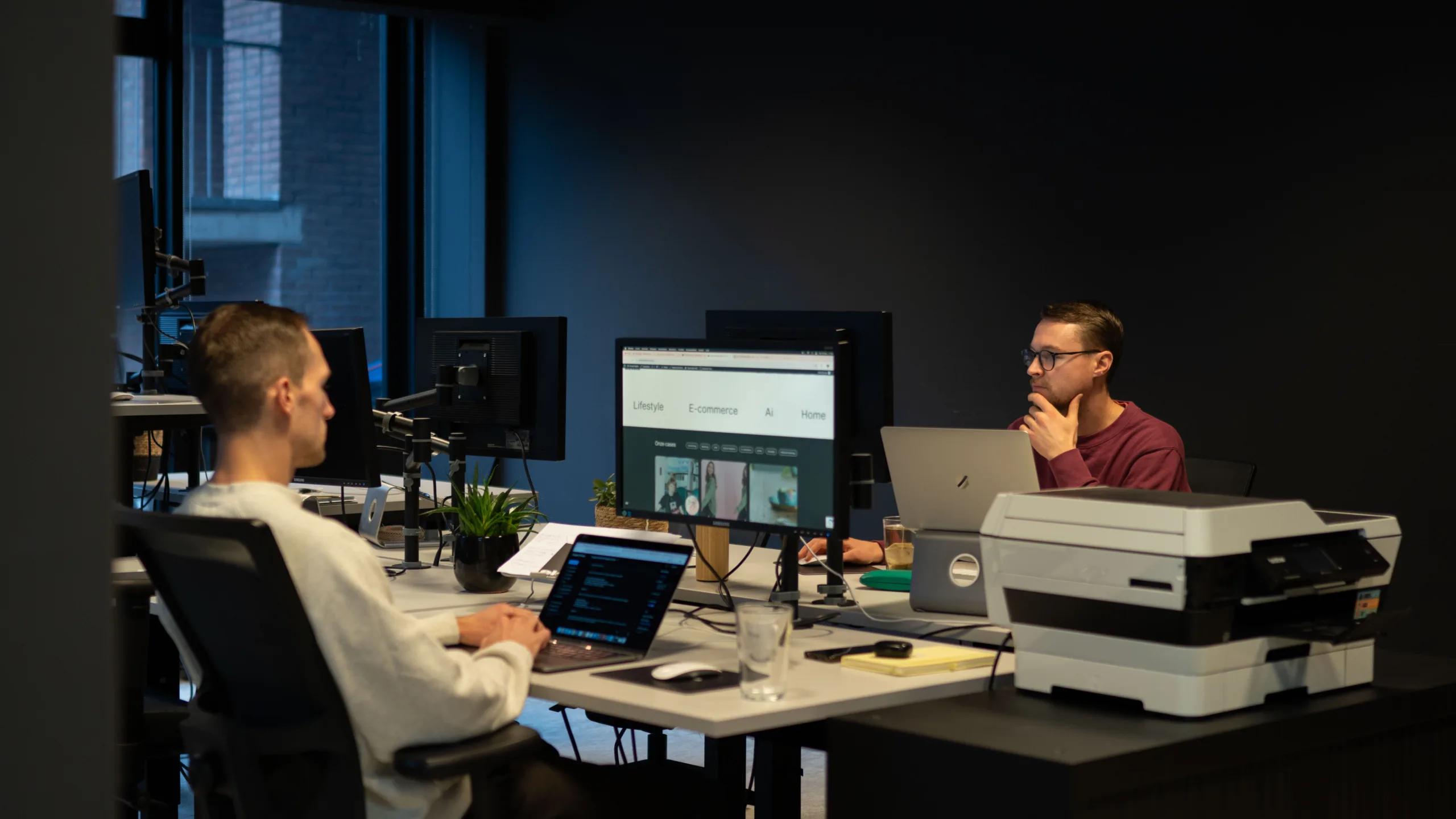 Collega's van Elevate Digital aan het werk achter laptop