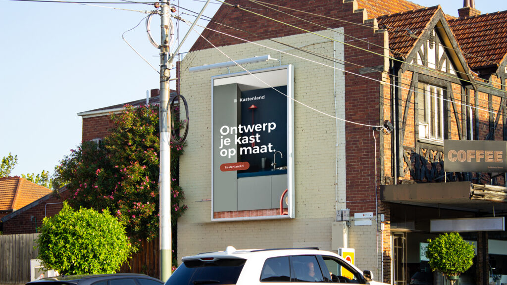 Advertentie van kastenland op de zijkant van een gevel van een koffie cafe