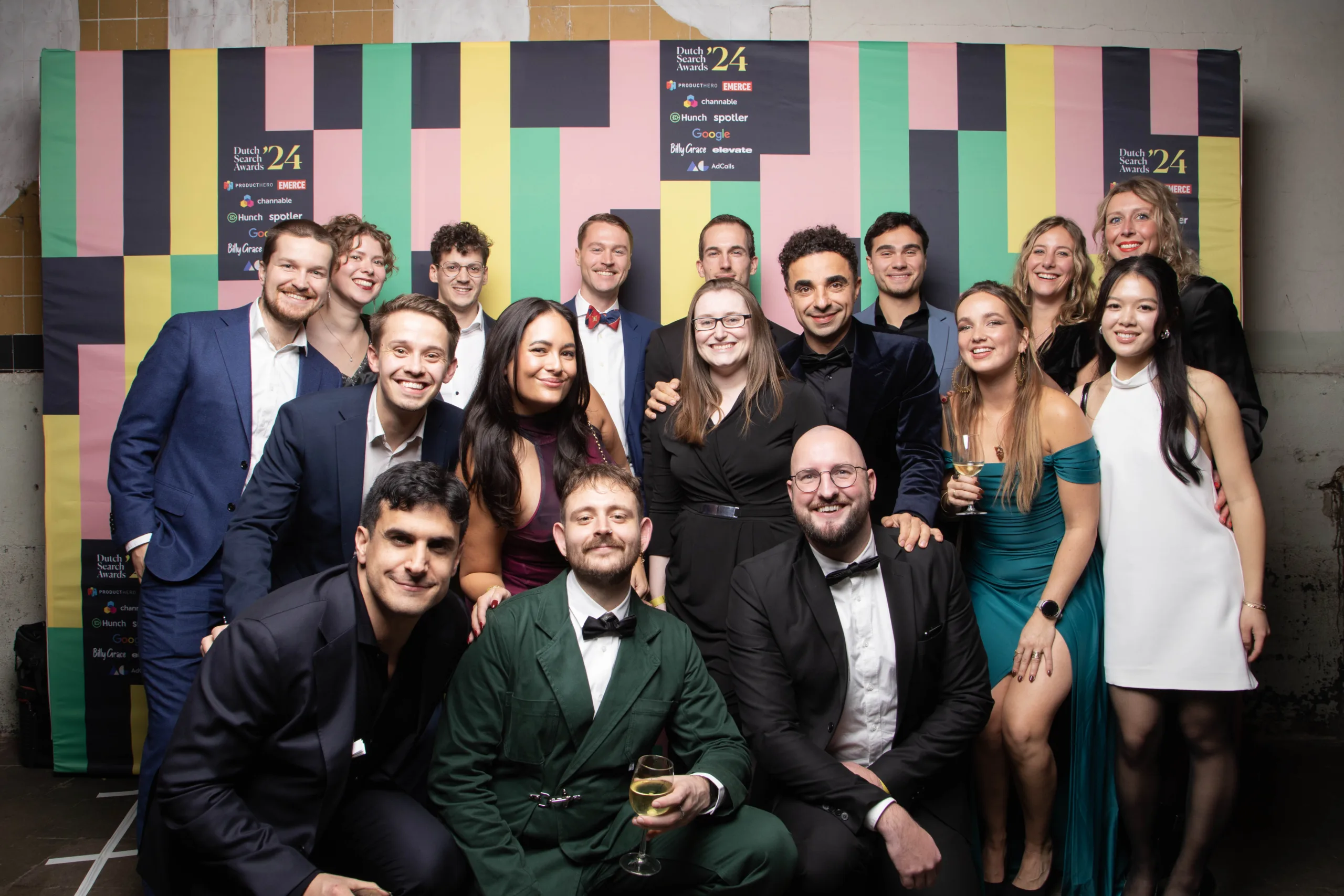 Groep mensen die poseren voor het evenement Dutch Social Awards