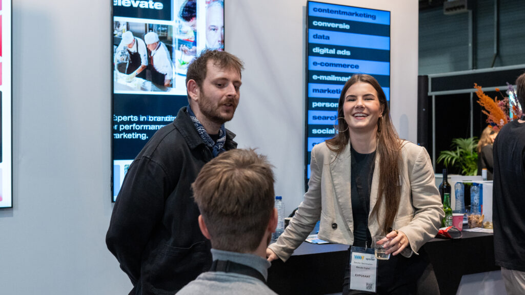 Twee collegas voor een stand op een beurs