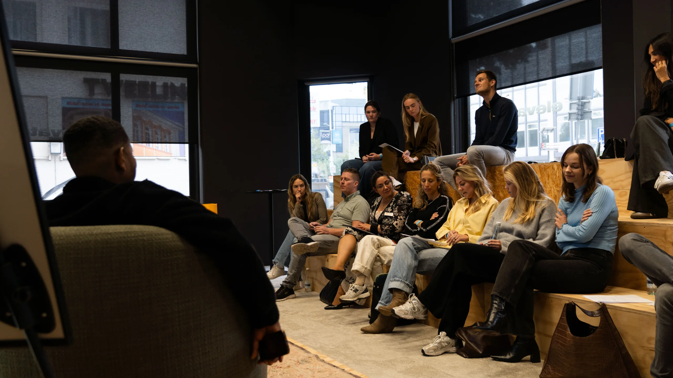Collegas luisteren naar een meeting in een vergaderruimte