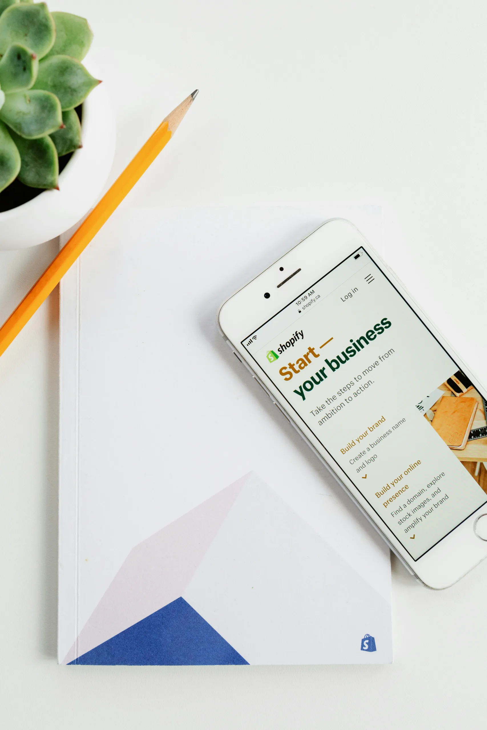 Notepad met een telefoon open. De shopity website is geopend