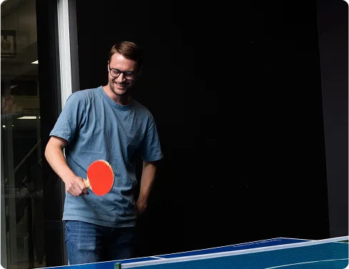 Man die aan het pingpongen is