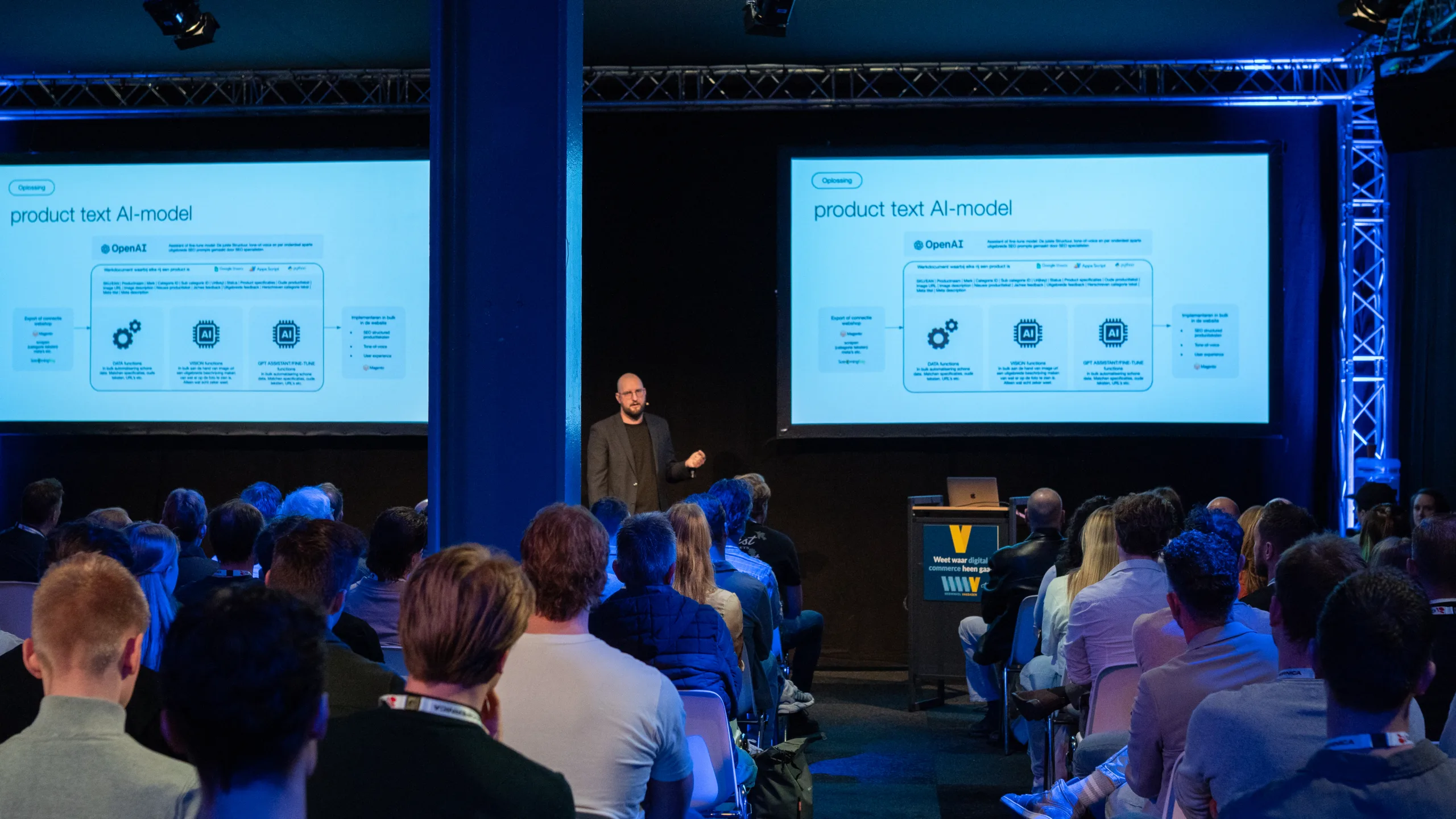 Man presenteert product text AI-model voor een zaal met veel mensen