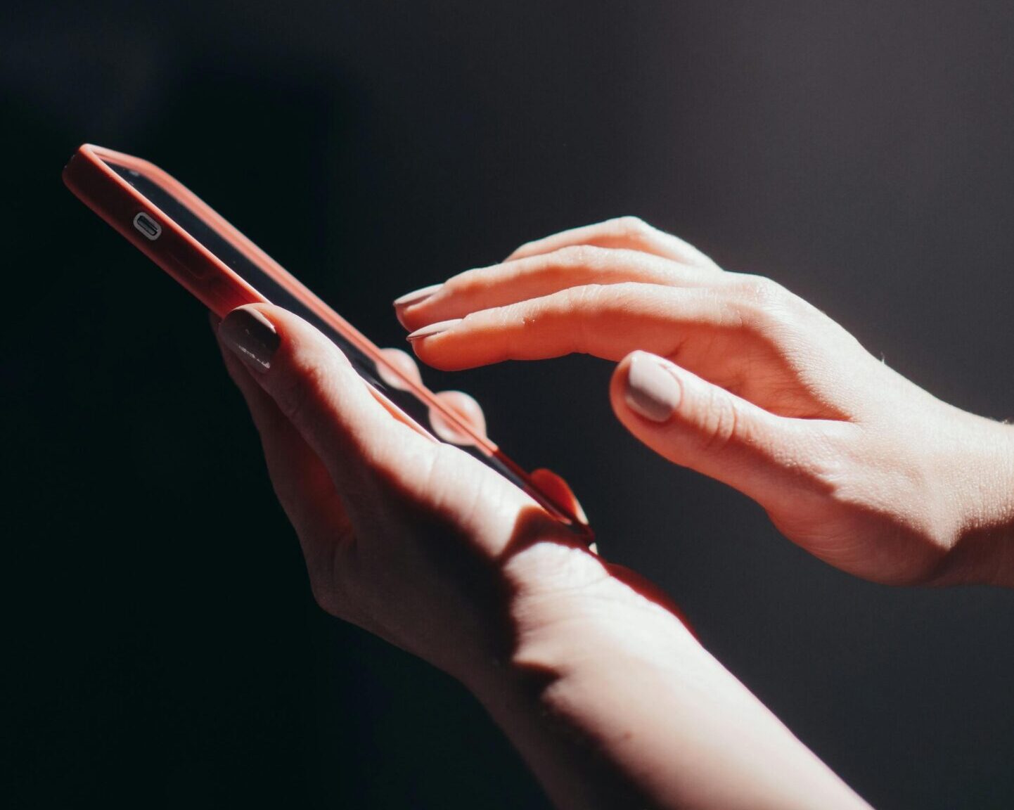 Handen met telefoon. Digitale toegankelijkheid WCAG richtlijnen 2025