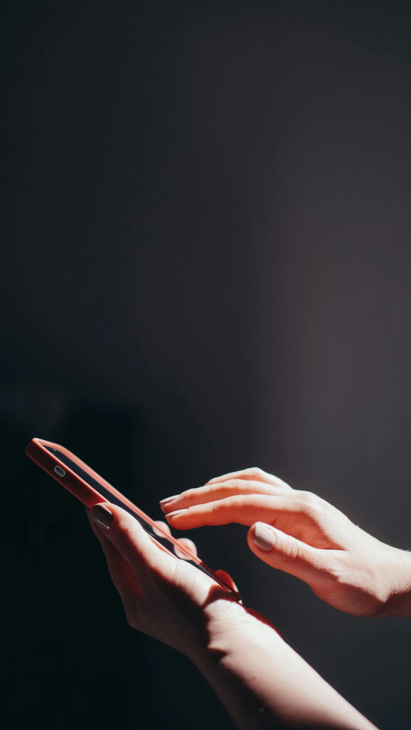 Handen met telefoon. Digitale toegankelijkheid WCAG richtlijnen 2025